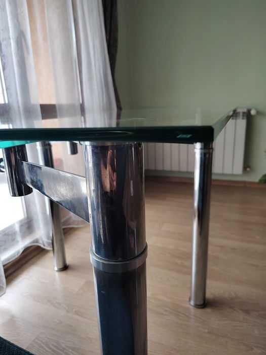 Стъклена трапезна маса