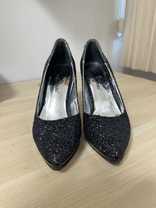 Черни блестящи обувки на ток