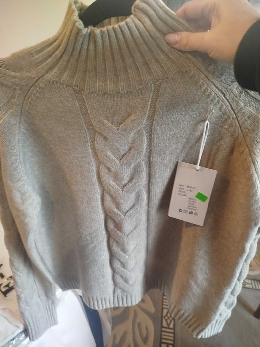 Пуловери в сиво и бежово