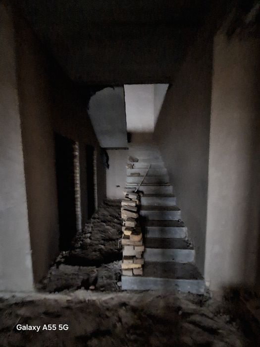 2 qavatli uy sotiladi.