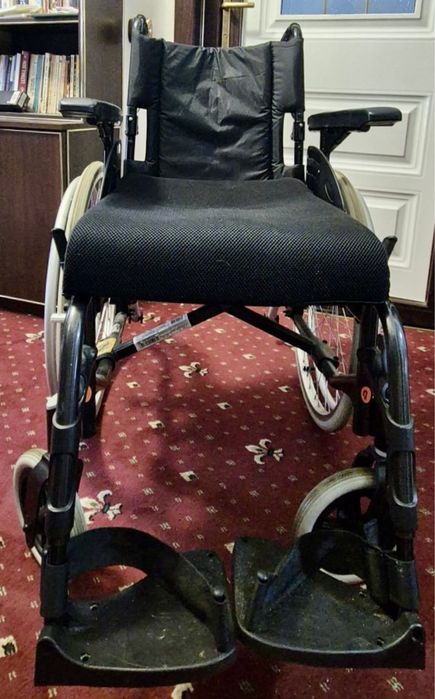 Scaun cu rotile pentru persoane cu dizabilități