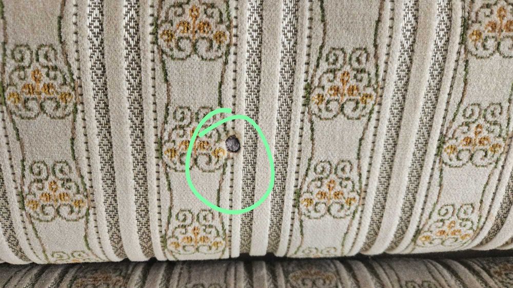 Coltar din lemn masiv sculptat, import Germania, cu masa si 2 scaune, impecabil