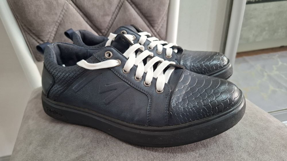 Продам туфли для подростка.