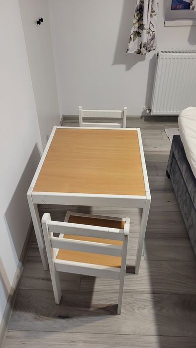Masa cu scaune pentru copij. Uzate dar un stare buna