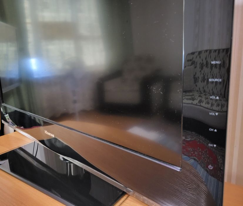 Продам ТВ Hisense и тумбочка