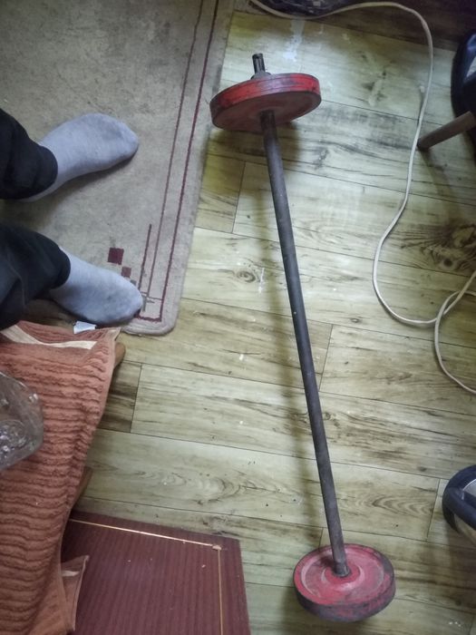 Продаю срочно монеты посуда штангу наутбук  посуду икону медали много