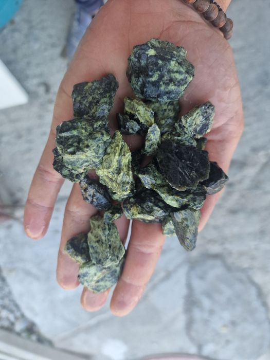 Travertin și Piatră Naturală Decorativă | Piatră pentru Placări, Pavaje și Grădină | Livrare Națională