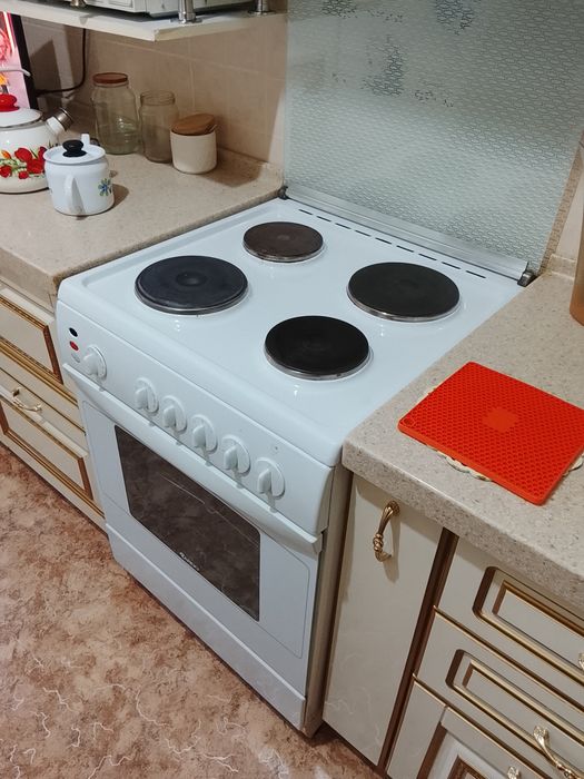 Продам куханную плиту 4 комфорки