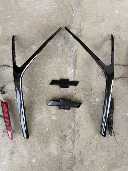 Monza black piano detallar-emblema