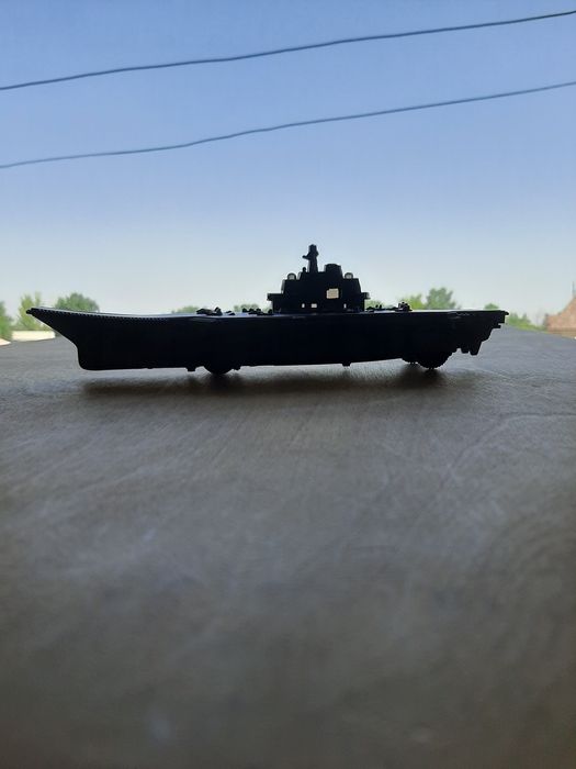 Продается модель авианосца.