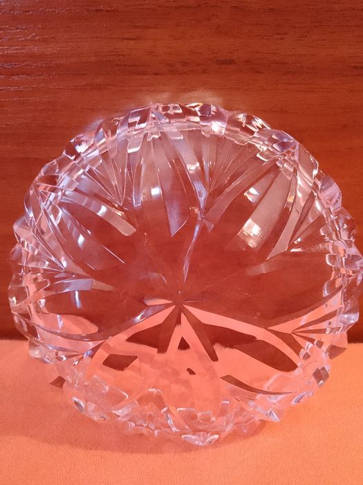 Два комплекта кристални чаши за вино и кристален пепелник