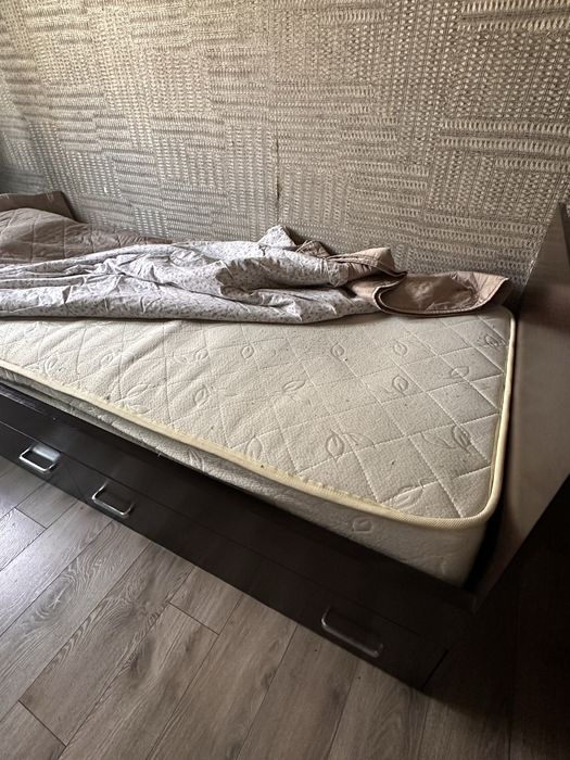 Продам кровать полуторку