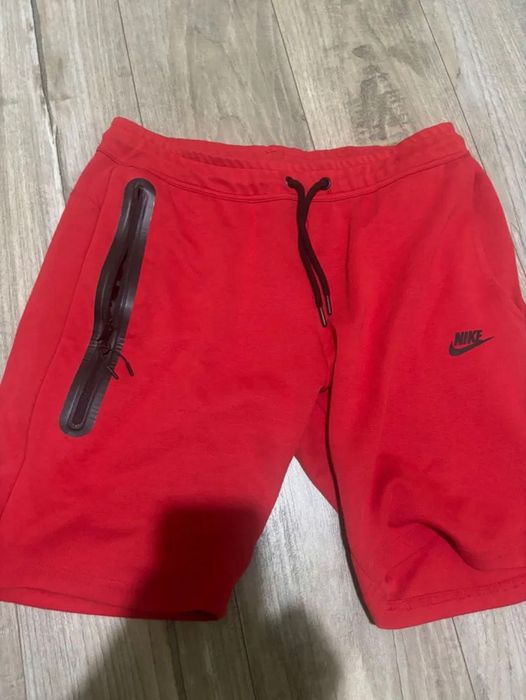 Nike tech fleece shorts red