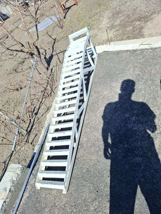 Эстокада и два поддомкратника