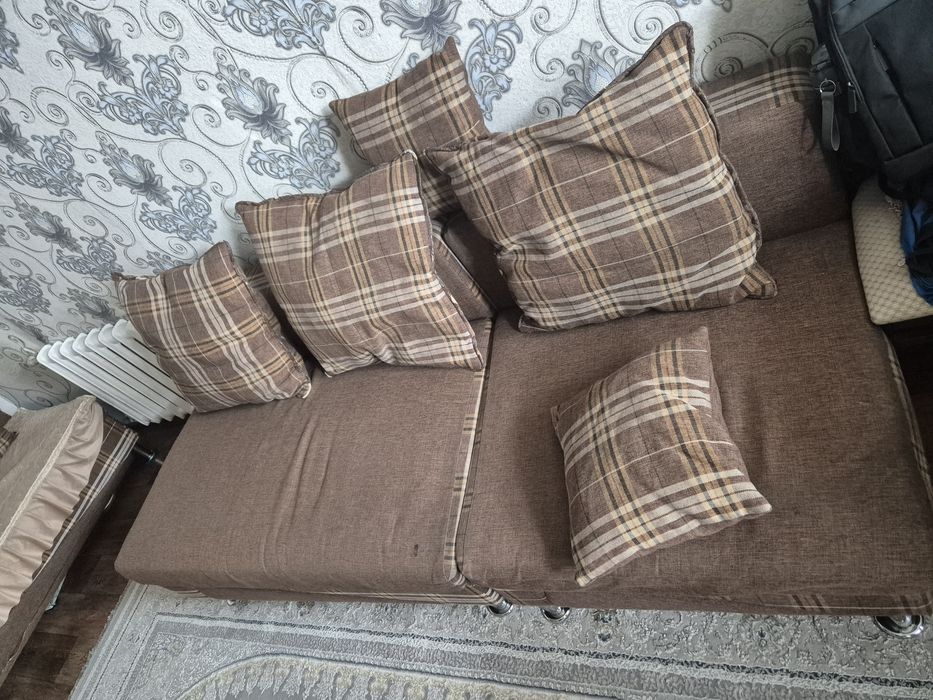 Диваны очень удобные хорошем состоянии.