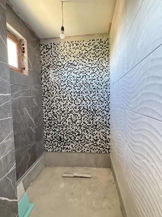 Нова Двуетажна Къща в Затворен комплекс с 300кв. двор в Гр. Търговище