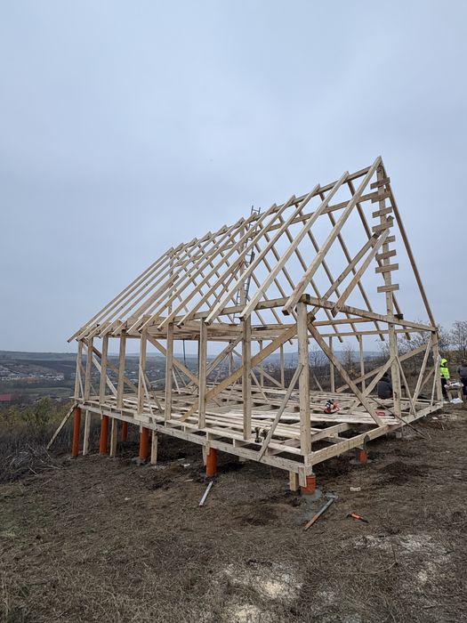 Case din lemn pe pilonii din beton , sau teava retangulara