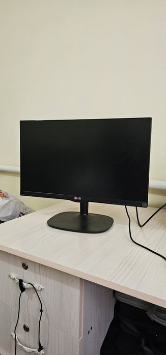 Монитор LG (размер 22 дюйма)