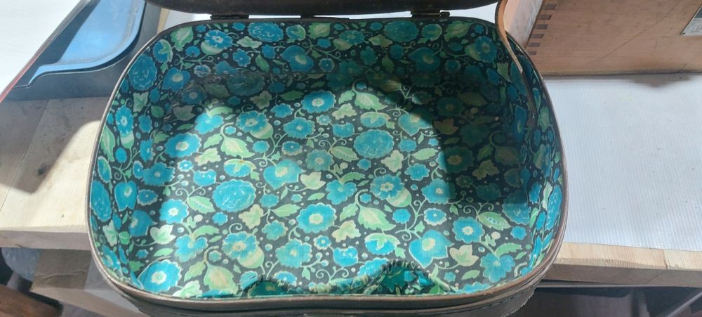 Чемодан ,  ящики