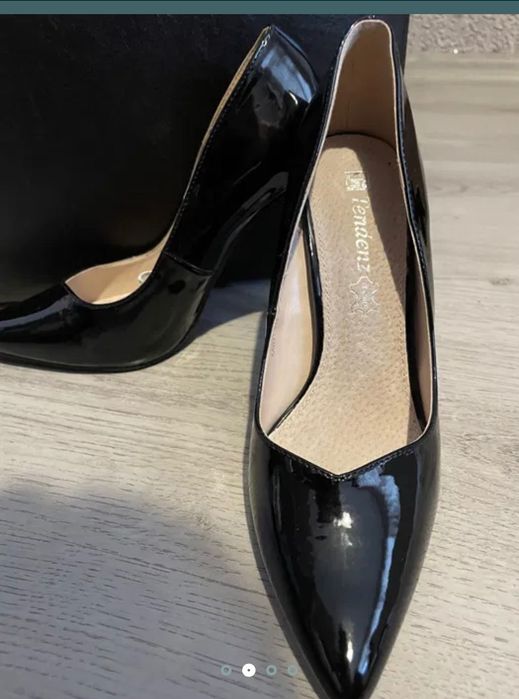 Черни лачени обувки на ток