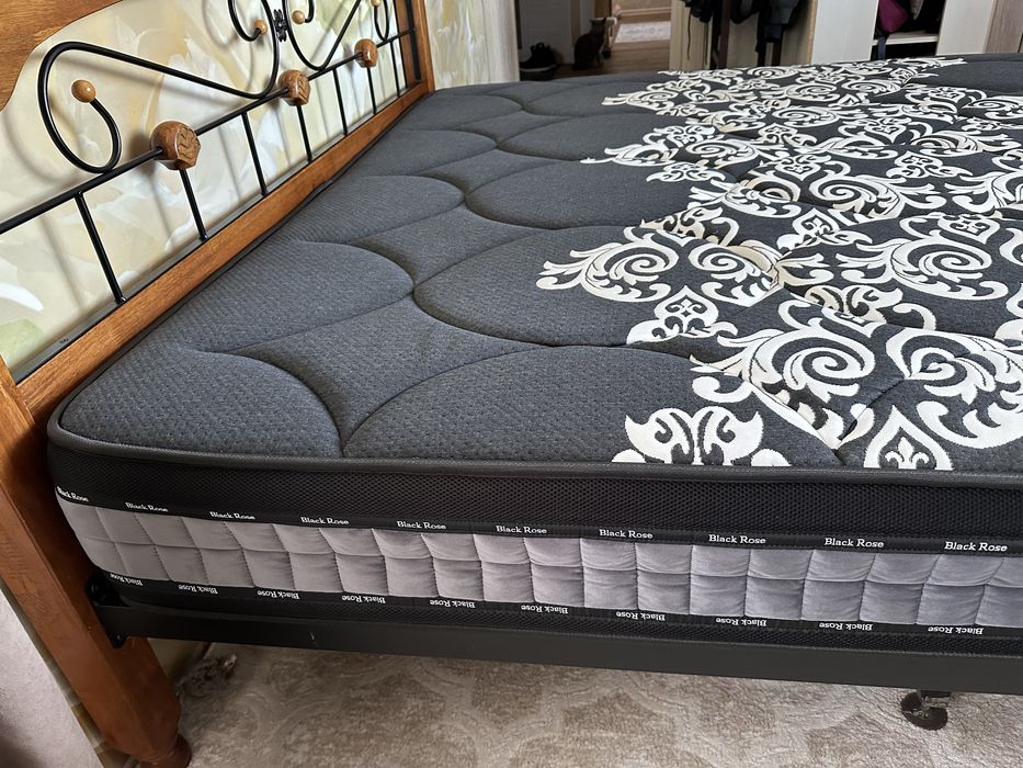 Кровать с матрасом