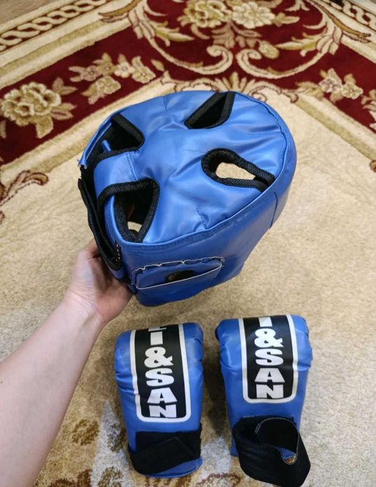 Детские перчатки и шлем для каратэ, таэквондо