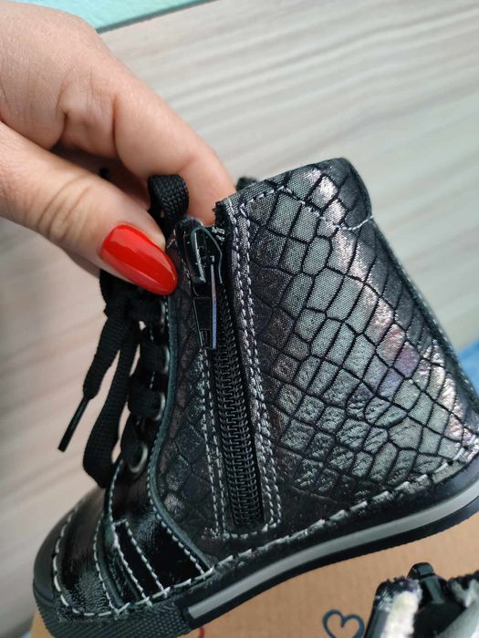 Зимни обувки за момиче,20номер на марката Понки.