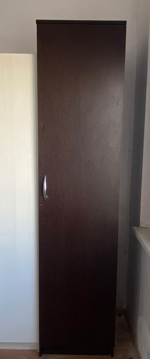 Шкаф қоңыр мен қара түсті