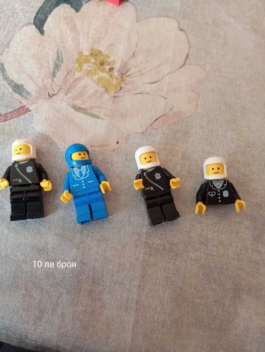 Продавам Лего стари фигурки