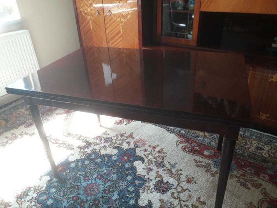 Mobilier : dulap, canapea extensibilă și masă extensibilă