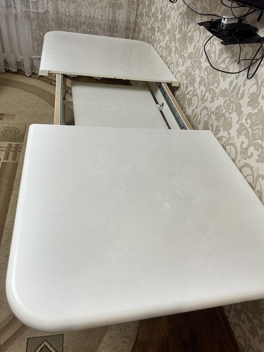 Продам стол для гостиной