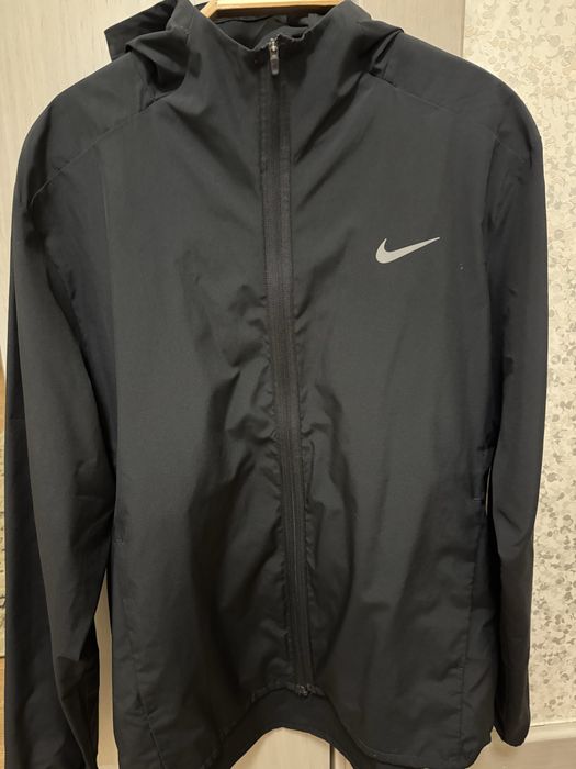 Продаю оригинал ветровку Nike
