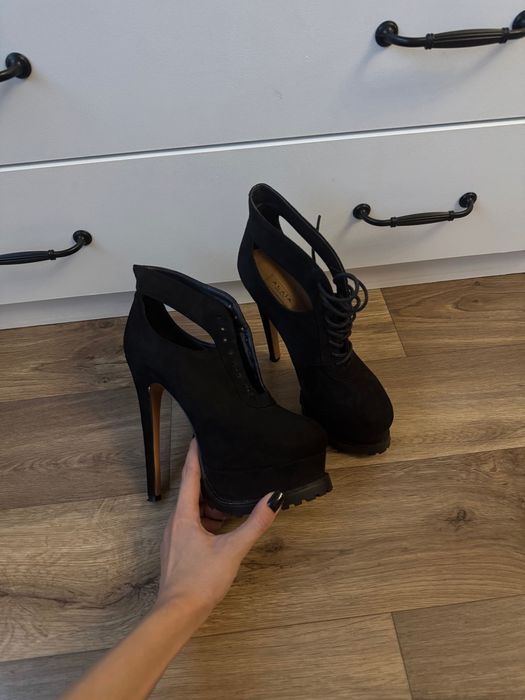 Туфли на высоком каблуке