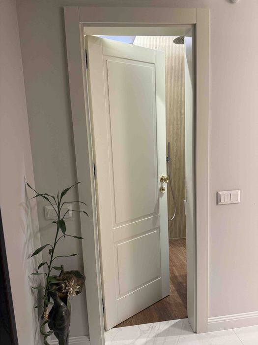 Масивна чисто нова врата .