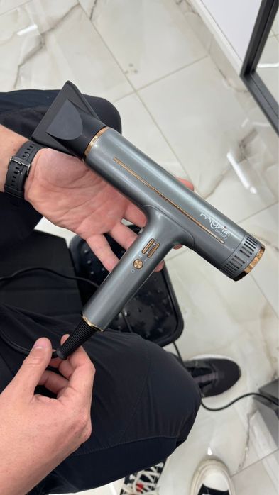 Vand feon frizerie myria este in stare perfecta de functionare