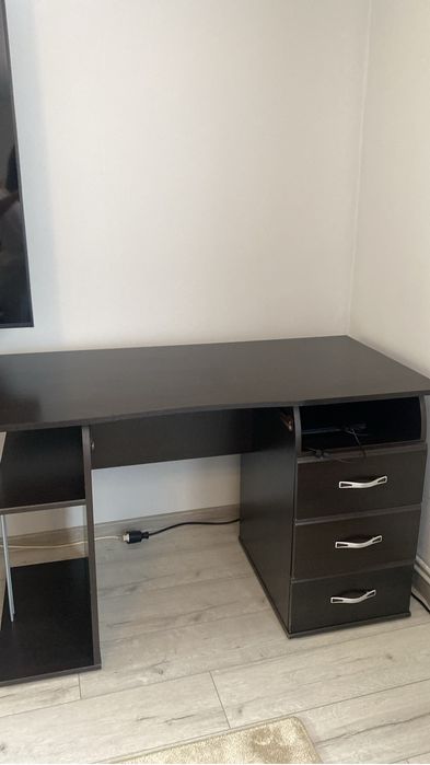Birou venghe in stare foarte buna  cu trei sertare