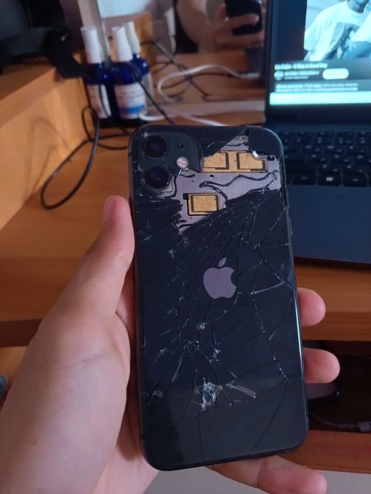iPhone 11 разбитый