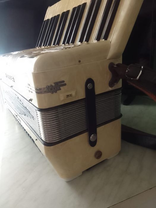 Vând Acordeon Hohner 80 de bași