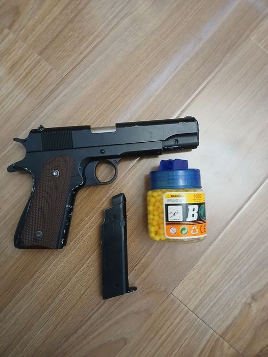 Игрушечный пистолет из металла