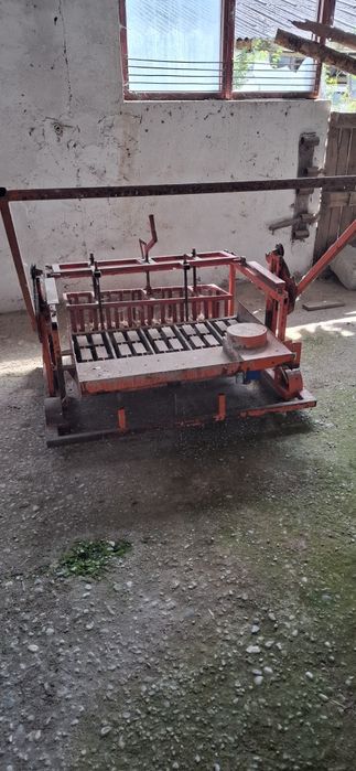 Masina,presa pentru fabricarea boltarilor