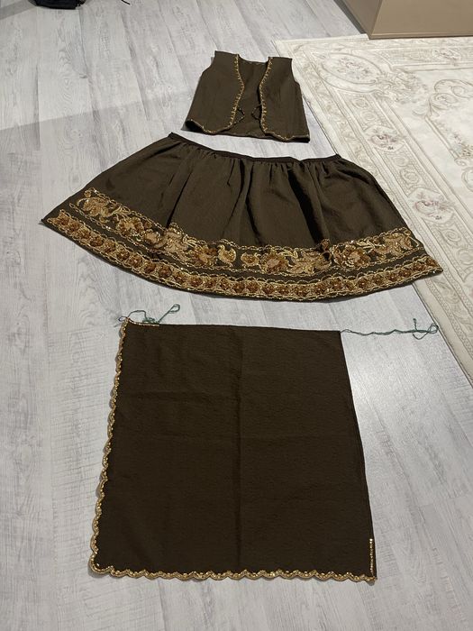 Costum popular cu fir metalic  auriu