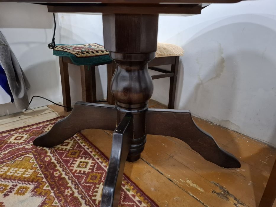 Стол обеденный в хорошем состоянии