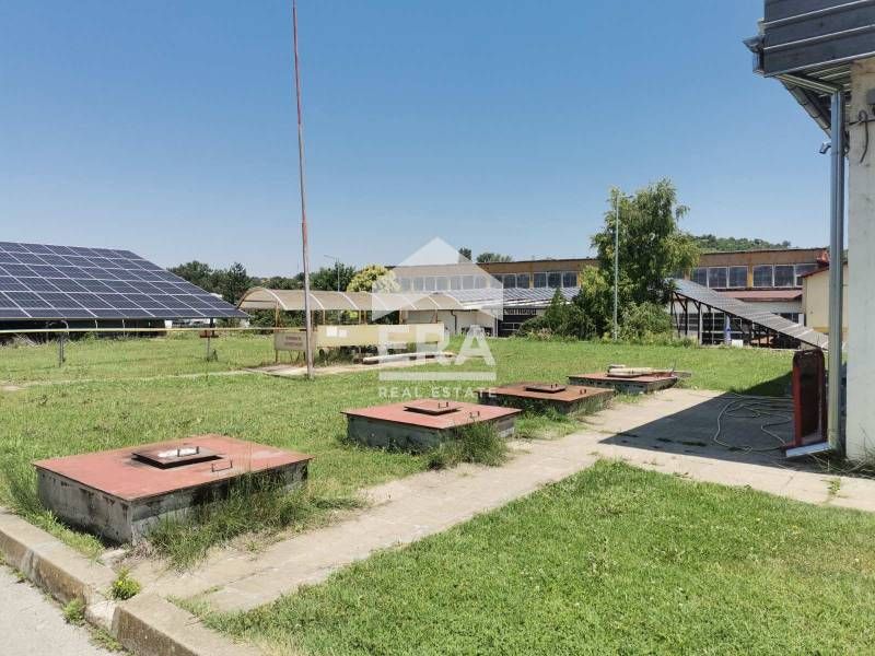 Продава се Промишлена сграда в Ловеч, Промишлена зона - Изток - 3239 кв.м за 229 €/кв.м - Снимка #8