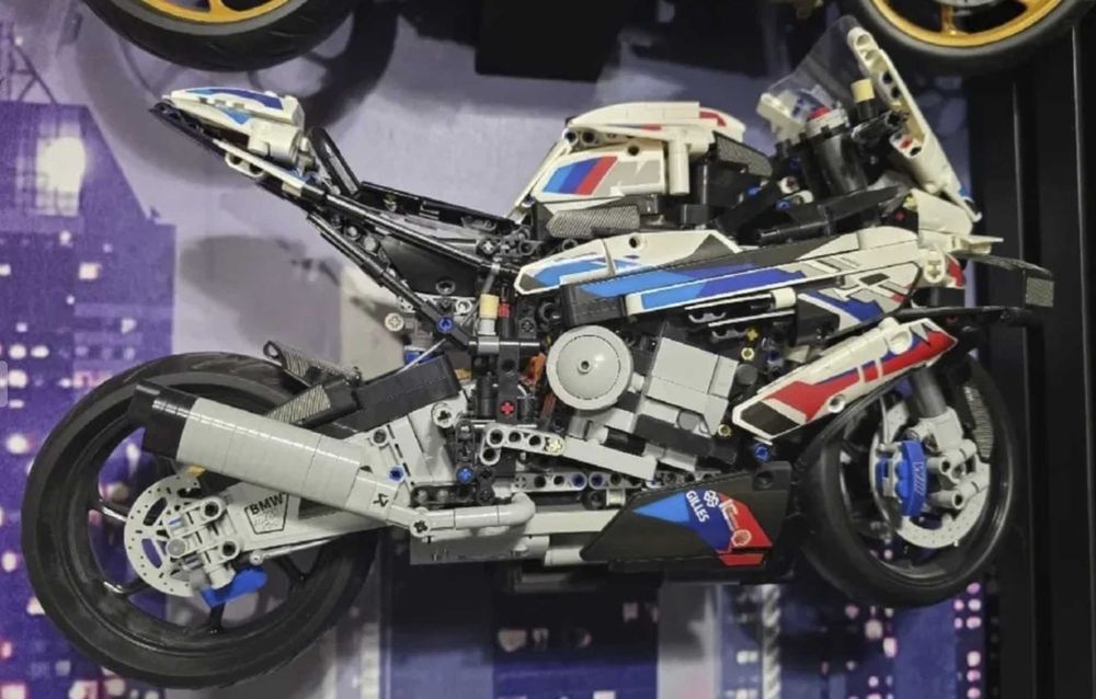 Suport montare perete LEGO Technic 42159, 42202, 42130, 42107