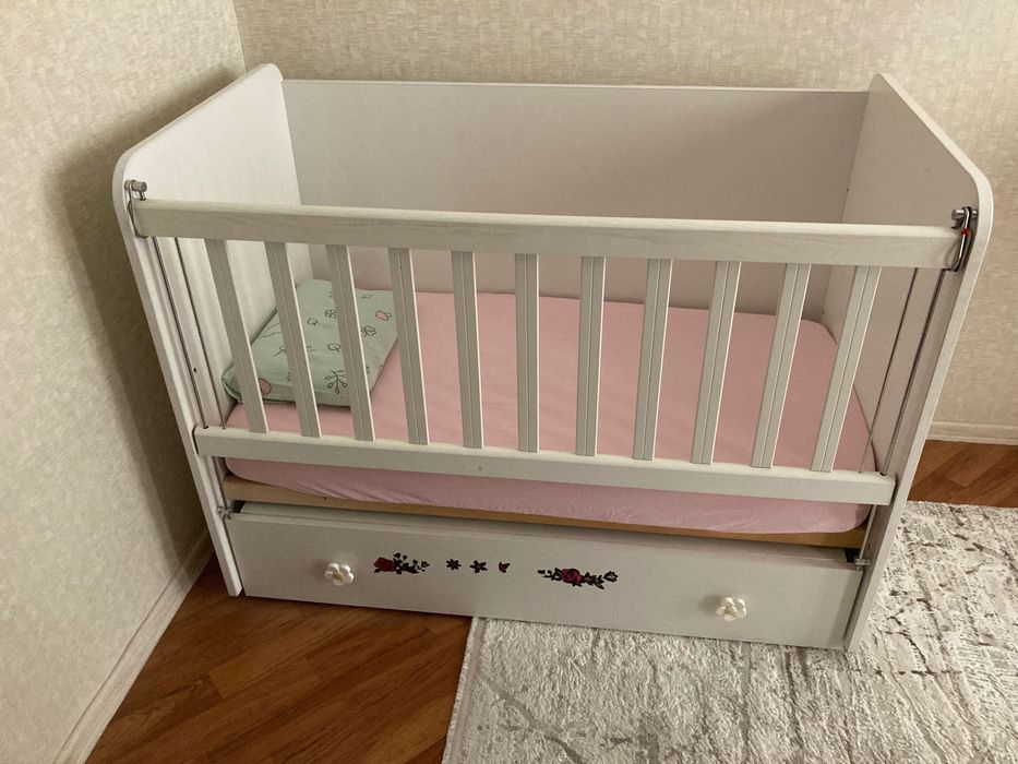 Люлееща бебешка кошара на 3 нива с подвижна решетка и матрак