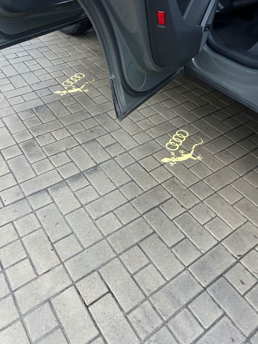 ОригиналноОсветление за врати за Ауди  А4;Чисто нови