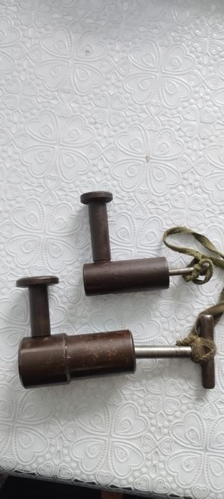 Продам замок гаражный 2 штуки.