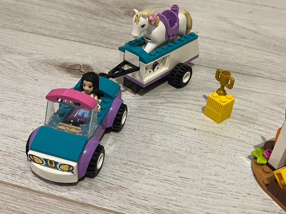 LEGO Friends - Dresaj de cai si remorca 41441