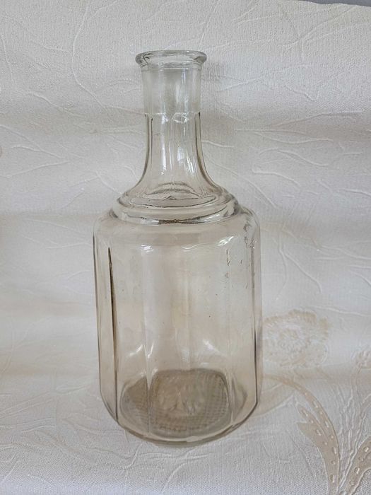 Продам графины 1,5 и 0,7 литра.