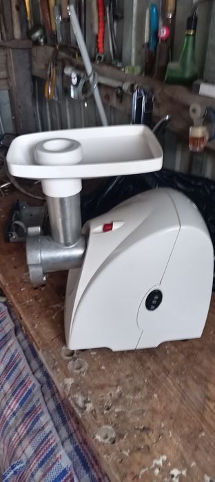 Продам электро мясорубку.